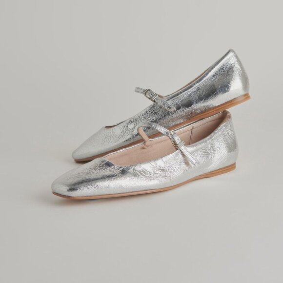 NWT Dolce Vita Reyes Silver Distressed Flat - Picture 1 of 2